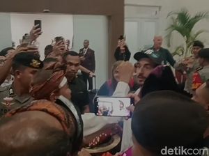 Kagetnya Pecco Bagnaia Saat Disambut Ritual Sembek di Bandara Lombok