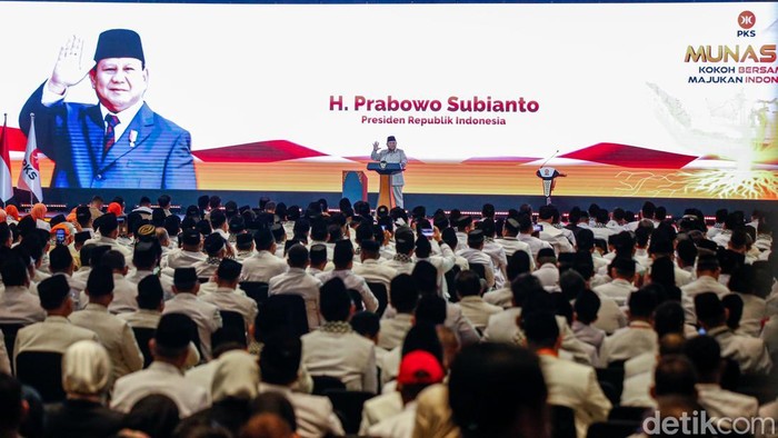 Presiden Joko Widodo Prabowo Subianto menghadiri penutupan Musyawarah Nasional (Munas) VI Partai Keadilan Sejahtera (PKS) di Hotel Sultan, Jakarta, Senin (29/9/2025). Kehadiran Prabowo menjadi sorotan karena ia tampil memberikan sambutan pada puncak acara yang digelar sejak Minggu (28/9/2025) tersebut.