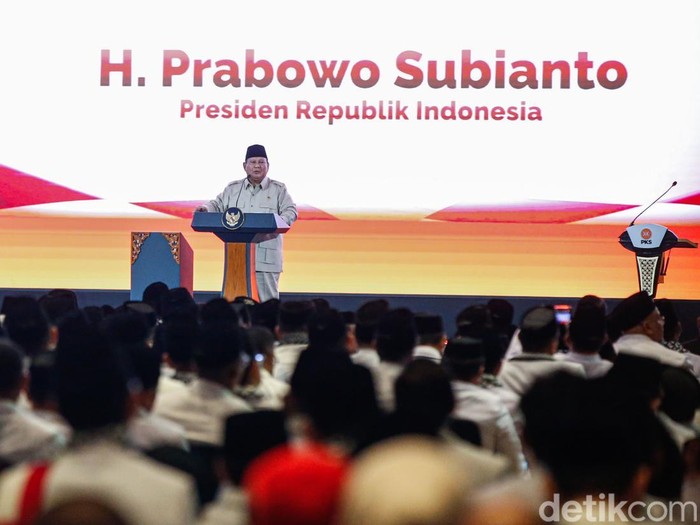 Presiden Joko Widodo Prabowo Subianto menghadiri penutupan Musyawarah Nasional (Munas) VI Partai Keadilan Sejahtera (PKS) di Hotel Sultan, Jakarta, Senin (29/9/2025). Kehadiran Prabowo menjadi sorotan karena ia tampil memberikan sambutan pada puncak acara yang digelar sejak Minggu (28/9/2025) tersebut.