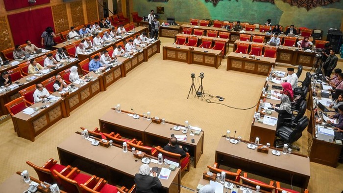 Suasana rapat kerja Komisi X DPR bersama Menteri Pemuda dan Olahraga (Menpora) di Kompleks Parlemen, Senayan, Jakarta, Senin (29/9/2025). Dalam rapat tersebut Menpora Erick Thohir mengungkapkan bahwa anggaran kementeriannya untuk tahun 2026 hanya sebesar Rp1,2 triliun. ANTARA FOTO/Rivan Awal Lingga/bar