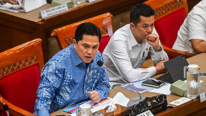 Momen Rapat Perdana Menpora Erick Thohir dengan Komisi X DPR Menteri Pemuda dan Olahraga (Menpora) Erick Thohir (kiri) bersama Wamenpora Taufik Hidayat (kanan) mengikuti rapat kerja bersama Komisi X DPR di Kompleks Parlemen, Senayan, Jakarta, Senin (29/9/2025). Dalam rapat tersebut Erick Thohir mengungkapkan bahwa anggaran kementeriannya untuk tahun 2026 hanya sebesar Rp1,2 triliun. ANTARA FOTO/Rivan Awal Lingga/bar