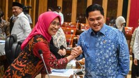 Menteri Pemuda dan Olahraga (Menpora) Erick Thohir (kanan) bersalaman dengan Ketua Komisi X DPR Hetifah Sjaifudian (kiri). Hetifah meminta Erick Thohir bisa membawa terobosan nyata dalam dunia olahraga. Foto: ANTARA FOTO/Rivan Awal Lingga