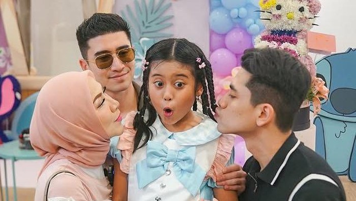 Momen Ultah Ke-9 Vania Athabina Anak Venna Melinda