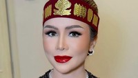 Penampilan Momo saat menggelar prosesi adat Saur Matua sebelum jenazah ibunda, Tinurmaya Nainggolan, dimakamkan. Foto: Instagram Story @therealmomogeisha
