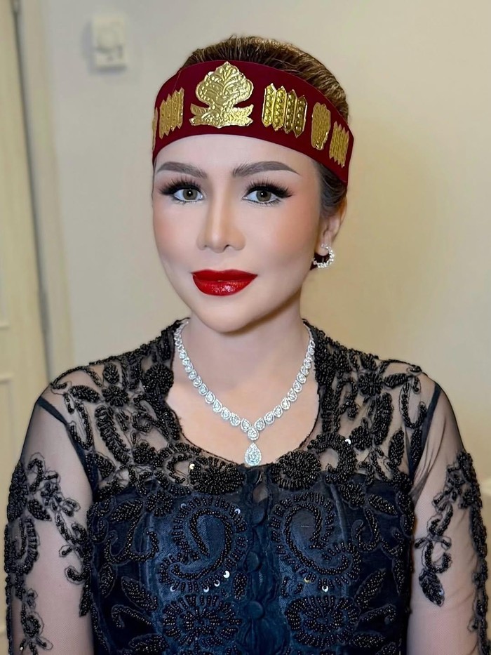 Momo eks Geisha Momo menggelar prosesi adat Saur Matua sebelum pemakaman ibunda.