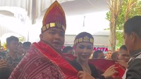 Momo dan suami berjalan keliling sambil menari dan diulosi. Foto: Instagram Story @therealmomogeisha