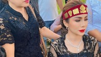 Ibunda Momo meninggal dalam usia 74 tahun karena komplikasi pada Rabu (24/9) di RS Panti Waluya, Kota Malang, Jawa Timur. Momo menyaksikan pemakaman ibunda di TPU Jalan Uka, Garuda Sakti, Pekanbaru, pada Sabtu (27/9). Foto: Instagram Story @therealmomogeisha