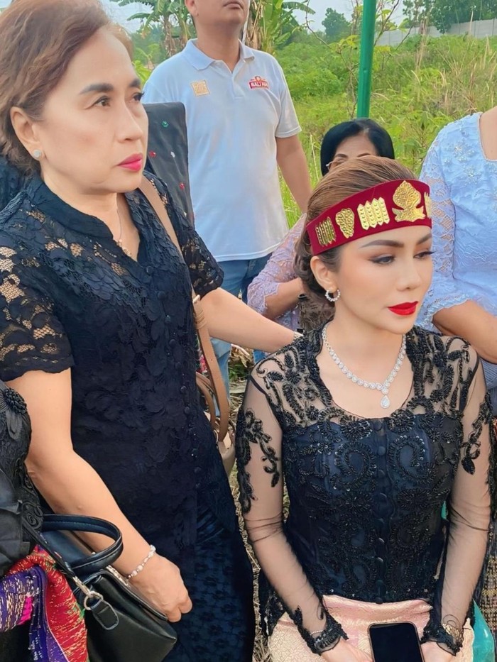 Momo menggelar prosesi adat Saur Matua sebelum pemakaman ibunda.
