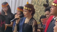 Momo dan keluarga memakai pakaian serba hitam. Untuk perempuan memakai kebaya bernuansa hitam dengan ulos. Sedangkan para pria rapi mengenakan setelen jas berwarna gelap. Foto: Instagram Story @therealmomogeisha
