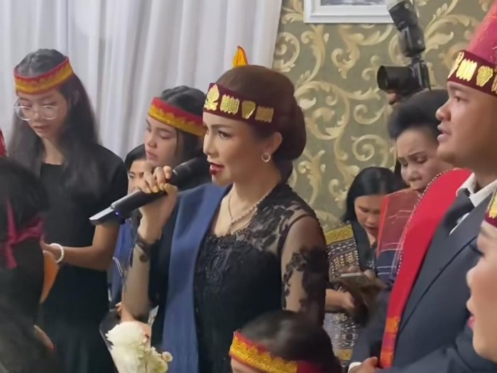 Momo menggelar prosesi adat Saur Matua sebelum pemakaman ibunda.