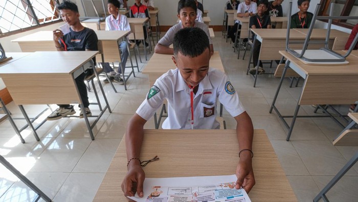 Guru mengarahkan siswi mengisi lembaran data diri saat Masa Pengenalan Lingkungan Sekolah (MPLS) di Sekolah Rakyat (SR) Terintegrasi 70 Dinas Sosial Sulawesi Tenggara di Kendari, Sulawesi Tenggara, Senin (29/9/2025). Sebanyak 100 siswa baru meliputi jenjang SMA sebanyak 50 orang dan SD sebanyak 50 orang mulai masuk asrama untuk mengikuti kegiatan pada hari pertama masa pengenalan lingkungan sekolah (MPLS) tahap 1C tahun ajaran 2025/2026. ANTARA FOTO/Andry Denisah/rwa.