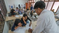 Guru mengarahkan siswi mengisi lembaran data diri saat Masa Pengenalan Lingkungan Sekolah (MPLS) di Sekolah Rakyat (SR) Terintegrasi 70 Dinas Sosial Sulawesi Tenggara di Kendari, Sulawesi Tenggara, Senin (29/9/2025). Foto: ANTARA FOTO/Andry Denisah