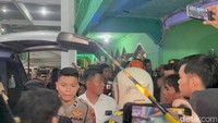Sejumlah santri yang berhasil dievakuasi langsung dilarikan ke rumah sakit terdekat untuk mendapat perawatan.
