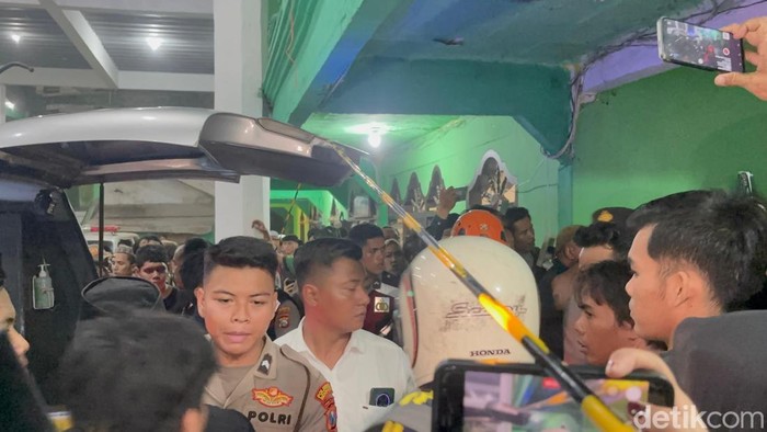 Evakuasi korban yang baru dikeluarkan dari reruntuhan bangunan di Ponpes  Al Khoziny Sidoarjo