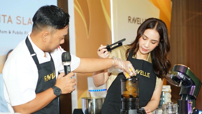 Nagita Slavina saat masak