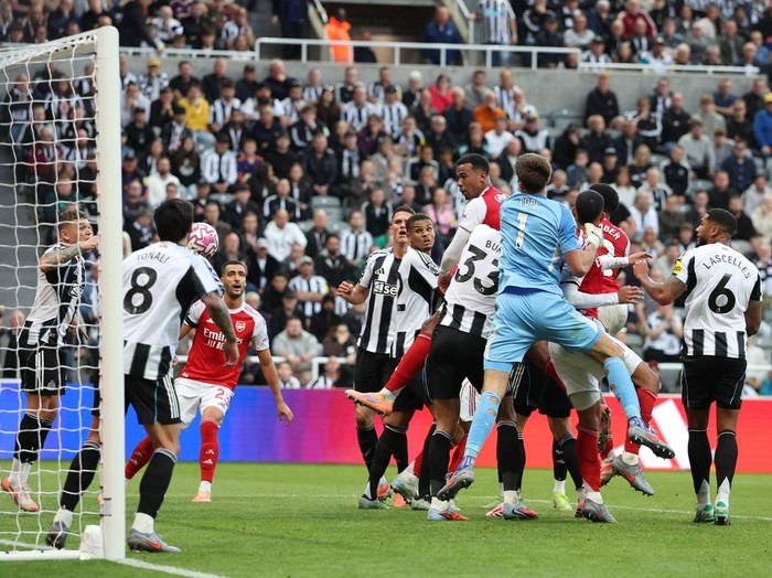 Soccer Football - Premier League - Newcastle United v Arsenal - St James' Park, Newcastle, Britain - September 28, 2025 Arsenal's Gabriel Magalhaes scores their second goal REUTERS/Scott Heppell EDITORIAL USE ONLY. NO USE WITH UNAUTHORIZED AUDIO, VIDEO, DATA, FIXTURE LISTS, CLUB/LEAGUE LOGOS OR 'LIVE' SERVICES. ONLINE IN-MATCH USE LIMITED TO 120 IMAGES, NO VIDEO EMULATION. NO USE IN BETTING, GAMES OR SINGLE CLUB/LEAGUE/PLAYER PUBLICATIONS. PLEASE CONTACT YOUR ACCOUNT REPRESENTATIVE FOR FURTHER DETAILS..