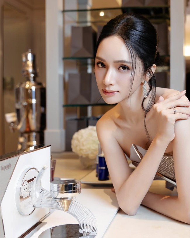 Huong Giang menanggapi kontroversi tersebut dengan tegas. “Alih-alih bertanya: Mengapa Huong Giang?, saya memilih untuk bertanya: Mengapa tidak Huong Giang?” ujarnya, dikutip dari Lao Dong. Foto: dok. Instagram @huoggiangggg