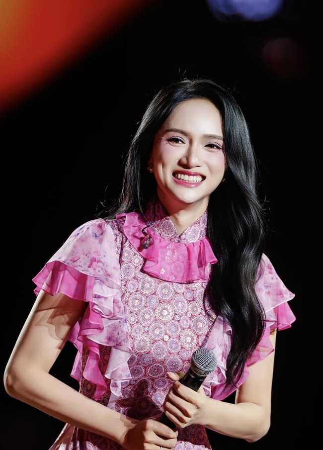 Vietnam resmi menunjuk penyanyi sekaligus bintang televisi Nguyen Huong Giang sebagai delegasi di ajang Miss Universe 2025. Keputusan ini menandai sejarah baru, karena untuk pertama kalinya seorang wanita transgender asal Asia akan tampil di panggung kontes kecantikan terbesar dunia. Namun, langkah tersebut juga menimbulkan pro dan kontra. Foto: dok. Instagram @huoggiangggg