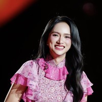 Vietnam resmi menunjuk penyanyi sekaligus bintang televisi Nguyen Huong Giang sebagai delegasi di ajang Miss Universe 2025. Keputusan ini menandai sejarah baru, karena untuk pertama kalinya seorang wanita transgender asal Asia akan tampil di panggung kontes kecantikan terbesar dunia. Namun, langkah tersebut juga menimbulkan pro dan kontra. Foto: dok. Instagram @huoggiangggg