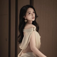 Selain berkarier sebagai penyanyi dan aktris, ia aktif di berbagai program televisi, bahkan sempat menjabat sebagai produser eksekutif Miss Universe Vietnam 2024. Foto: dok. Instagram @huoggiangggg