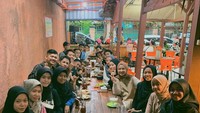 Terakhir ada momen kedekatan Nissa Sabyan dengan penggemarnya. Ia ikut dalam acara makan bersama dengan penggemarnya tersebut. Foto: Instagram/@nissa_sabyan