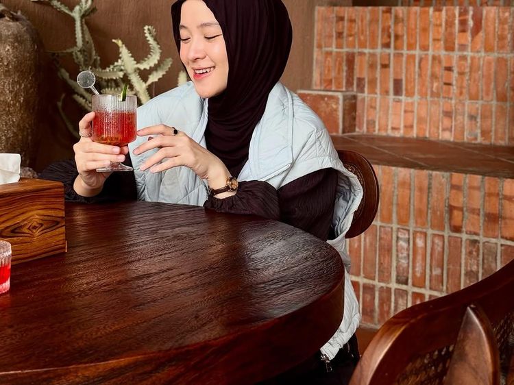 Seru! Nissa Sabyan Hobi Hangout Sambil Kulineran di Puncak