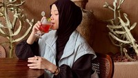 Di tengah isu itu, Nissa tetap santai dan menikmati waktu luangnya. Ia sering hangout di kafe sambil kulineran bersama teman-teman dekatnya. Foto: Instagram/@nissa_sabyan