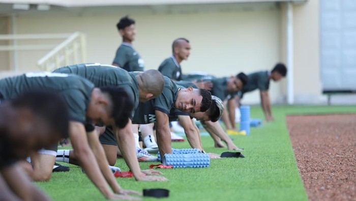 Official training PSS Sleman jelang menghadapi Deltras FC Sidoarjo di Stadion Maguwoharjo, Sleman, Senin (29/9/2025).