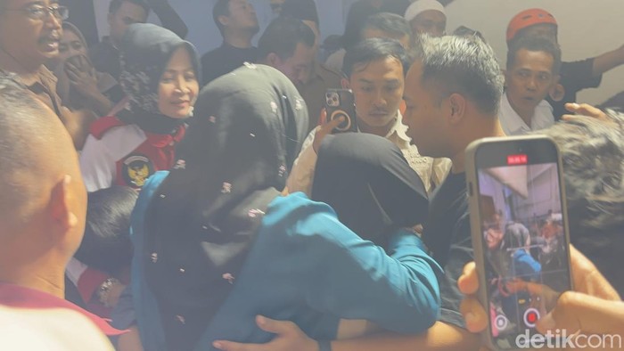 Orang tua menangis histeris mencari anaknya di reruntuhan bangunan Ponpes Sidoarjo