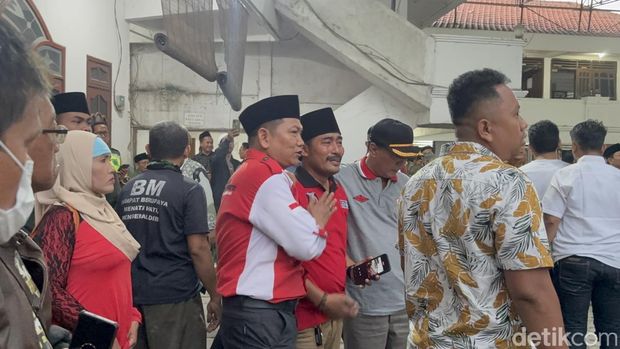 Orang tua menangis histeris mencari anaknya di reruntuhan bangunan Ponpes Sidoarjo