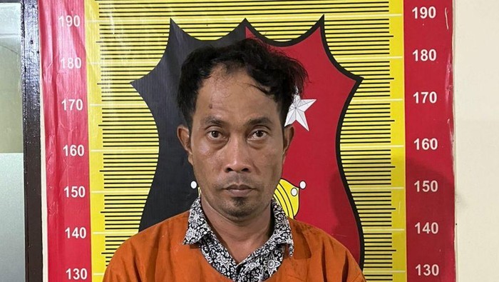 Pelaku Ibrahim saat diamankan petugas kepolisian. (dok. Polres Padangsidimpuan)