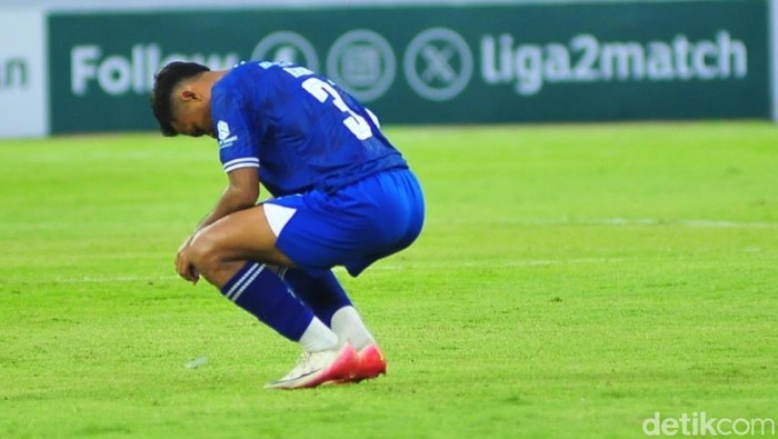 Pemain PSIS tertunduk lesu usai kembali menelan kekalahan yang ketiga kalinya.