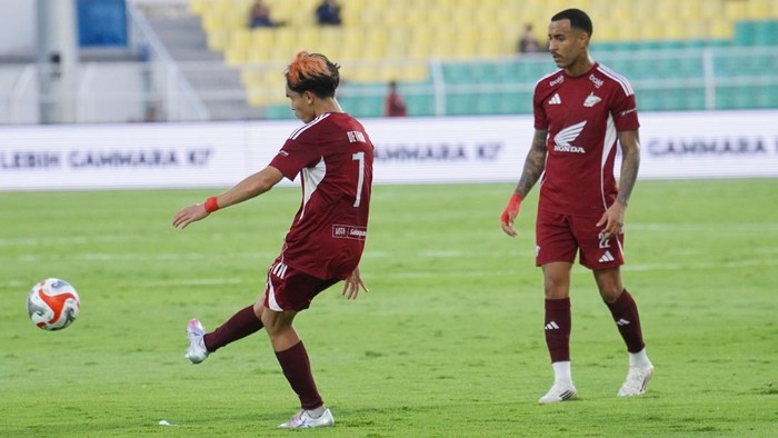 Pemain PSM Makassar Victor Dethan dan Victor Luiz saat bermain di Stadion Gelora BJ Habibie.