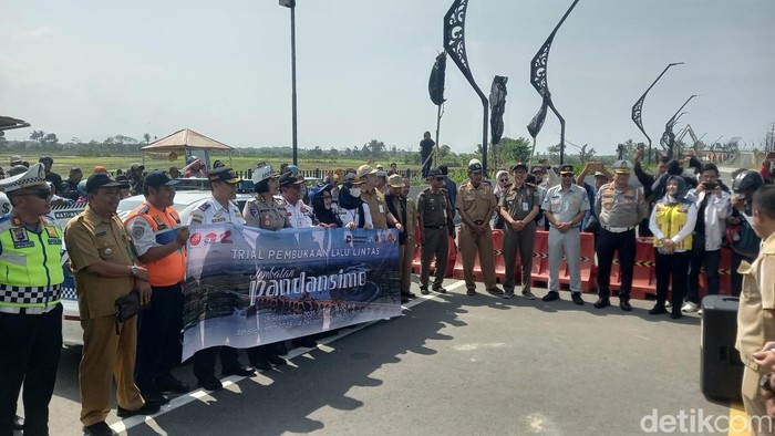 Pembukaan uji coba Jembatan Pandansimo yang dilangsungkan di wilayah Galur, Kulon Progo, Senin (29/9/2025).