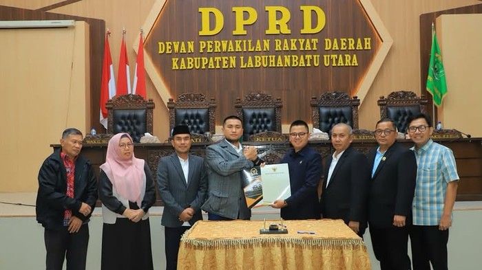 Bupati dan Wakil Bupati Labura saat menghadiri Rapat Paripurna di DPRD Labura