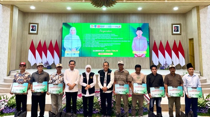 Pemprov Jatim memberikan bantuan listrik untuk keluarga tidak mampu.