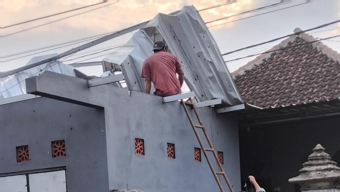 Penanganan rumah terdampak angin kencang di Malang