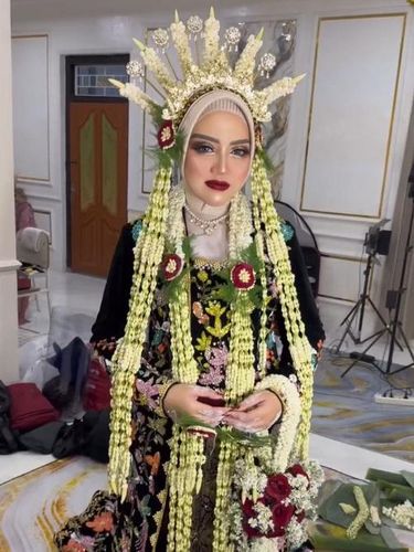 Beredar viral di media sosial pengantin wanita yang menikah dengan anak pemilik pondok pesantren di Madura, Jawa Timur. Dekorasi, prosesi, riasan makeup hingga busana pernikahannya menjadi sorotan warganet.