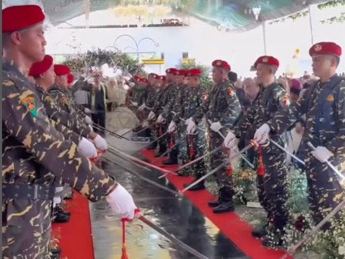 Beredar viral di media sosial pengantin wanita yang menikah dengan anak pemilik pondok pesantren di Madura, Jawa Timur. Dekorasi, prosesi, riasan makeup hingga busana pernikahannya menjadi sorotan warganet.