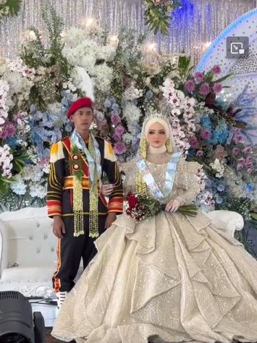 Beredar viral di media sosial pengantin wanita yang menikah dengan anak pemilik pondok pesantren di Madura, Jawa Timur. Dekorasi, prosesi, riasan makeup hingga busana pernikahannya menjadi sorotan warganet.