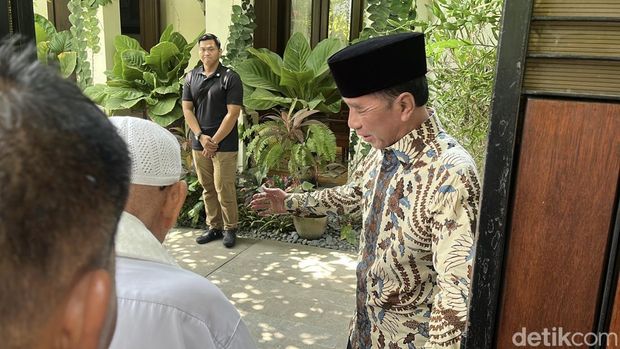 Pengasuh pondok pesantren Al Mukmin, Ngruki, Abu Bakar Baasyir mengunjungi kediaman pribadi Presiden ke-7, Joko Widodo (Jokowi) di Sumber, Banjarsari Solo.