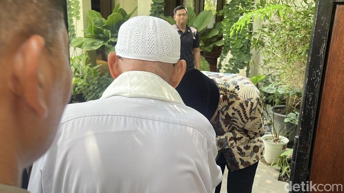 Pengasuh pondok pesantren Al Mukmin, Ngruki, Abu Bakar Baasyir mengunjungi kediaman pribadi Presiden ke-7, Joko Widodo (Jokowi) di Sumber, Banjarsari Solo.