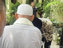 Dikunjungi Abu Bakar Baasyir di Solo, Jokowi Cium Tangan
