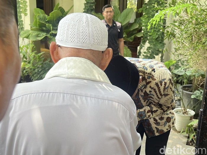 Pengasuh pondok pesantren Al Mukmin, Ngruki, Abu Bakar Baasyir mengunjungi kediaman pribadi Presiden ke-7, Joko Widodo (Jokowi) di Sumber, Banjarsari Solo.