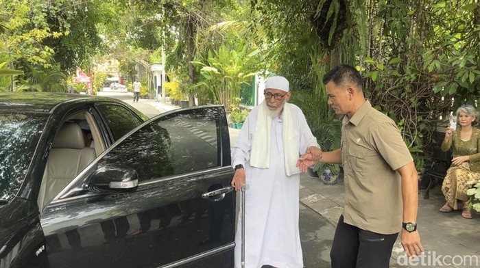 Pengasuh pondok pesantren Al Mukmin, Ngruki, Abu Bakar Baasyir mengunjungi kediaman pribadi Presiden ke-7, Joko Widodo (Jokowi) di Sumber, Banjarsari Solo.
