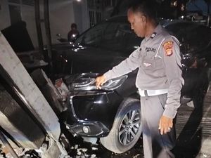 Pagar 2 Rumah di Tangsel Diterabas Pajero gegara ABG Salah Injak Gas