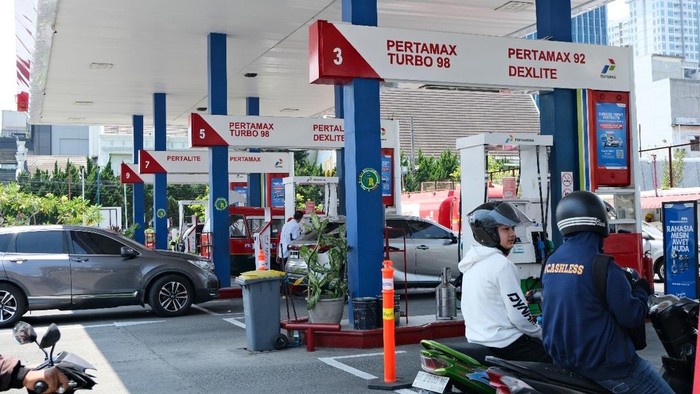 Pengendara saat isi BBM di SPBU Kota Medan. (dok. Pertamina)