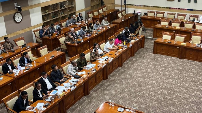 Seorang penyandang down syndrome, Morgan, menyuarakan aspirasinya terkait revisi KUHAP di kompleks parlemen, Senayan, Jakarta, Senin (29/9/2025).