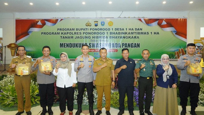 Penyerahan biji jagung hibrida di Ponorogo