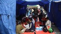 Sebagian besar warga terpaksa mengungsi ke lokasi-lokasi penampungan darurat yang disediakan oleh pemerintah setempat.
